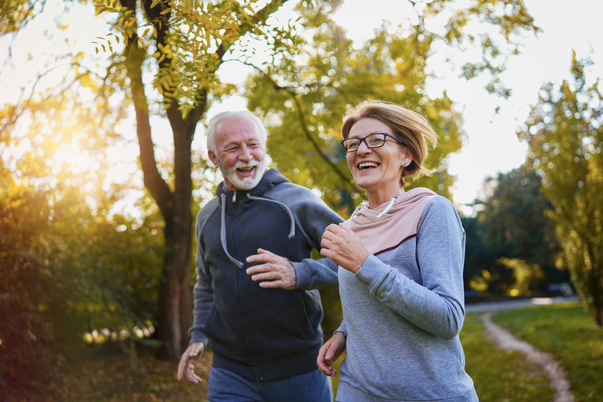 Fröhliches aktives Seniorenpaar beim Joggen im Park